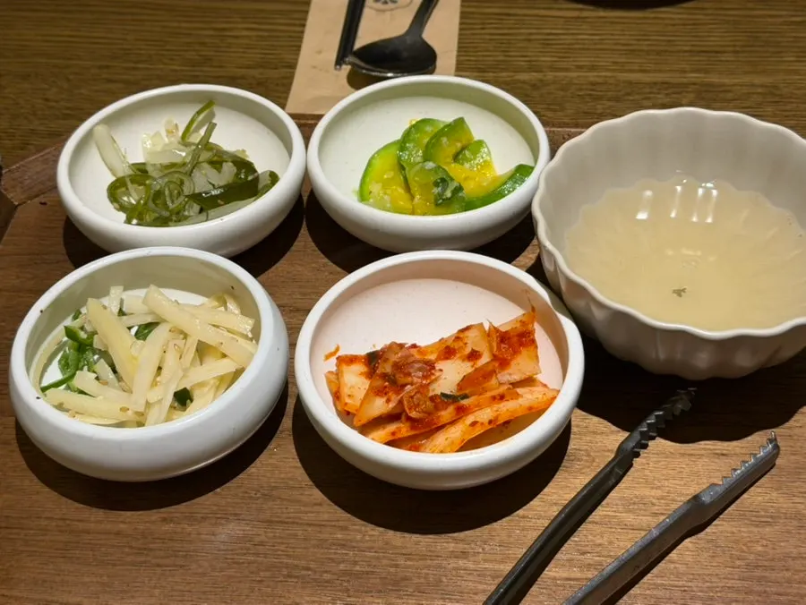 식사와 함께 나온 네 가지 반찬
