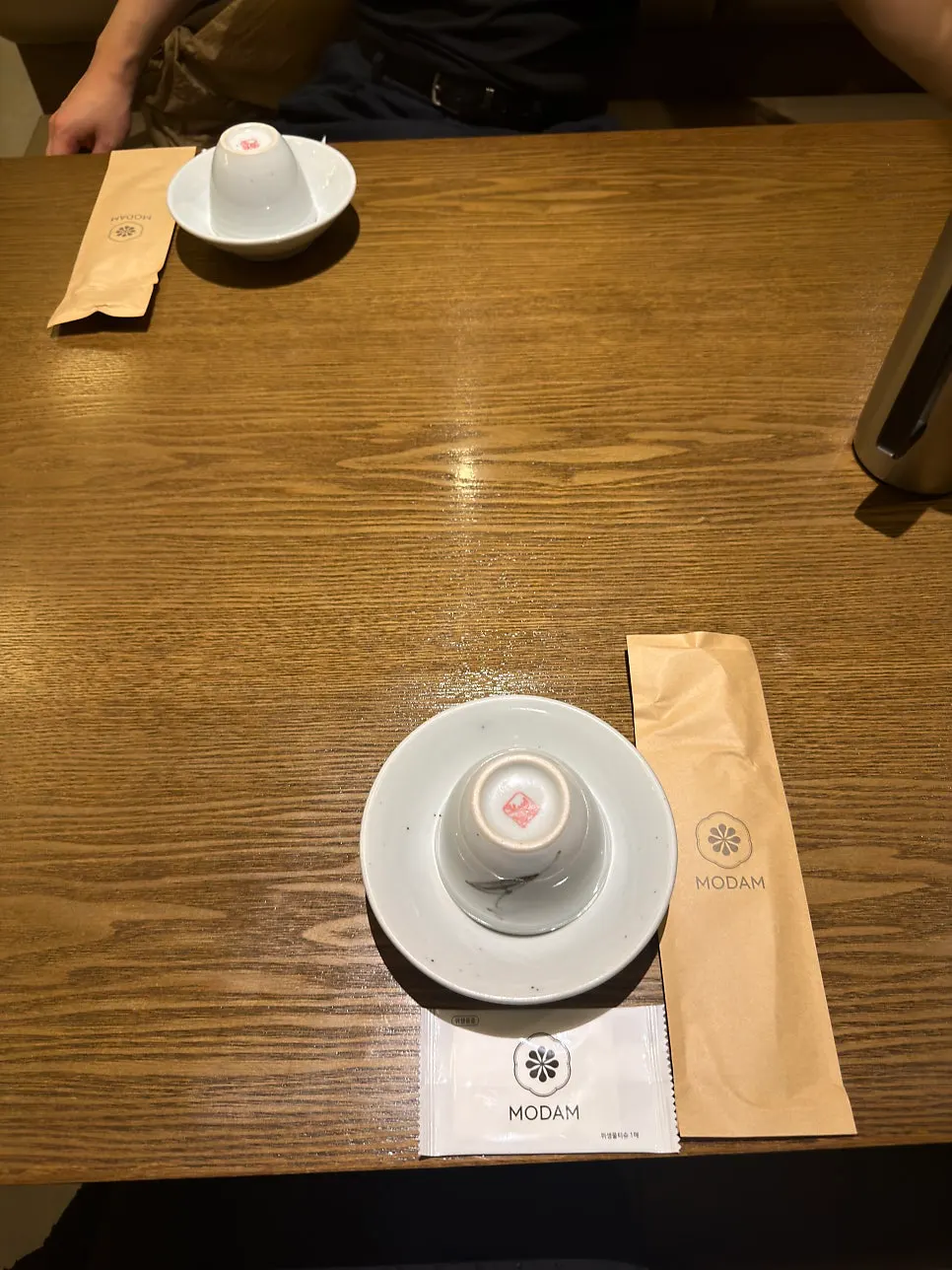 개별 포장된 수저가 놓인 테이블 세팅
