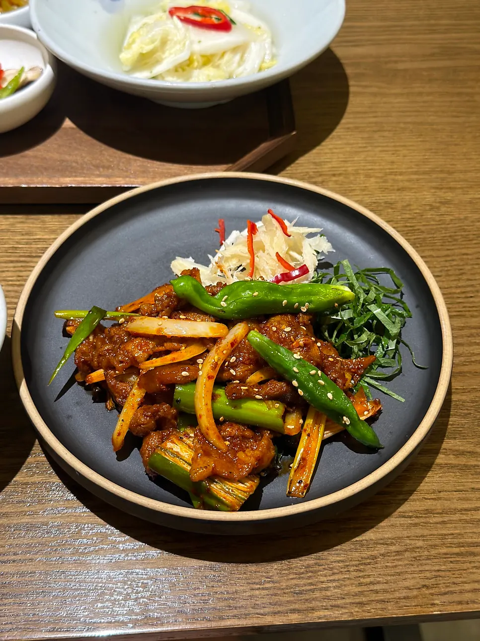 더덕직화 제육과 전복 떡갈비 메인 접시