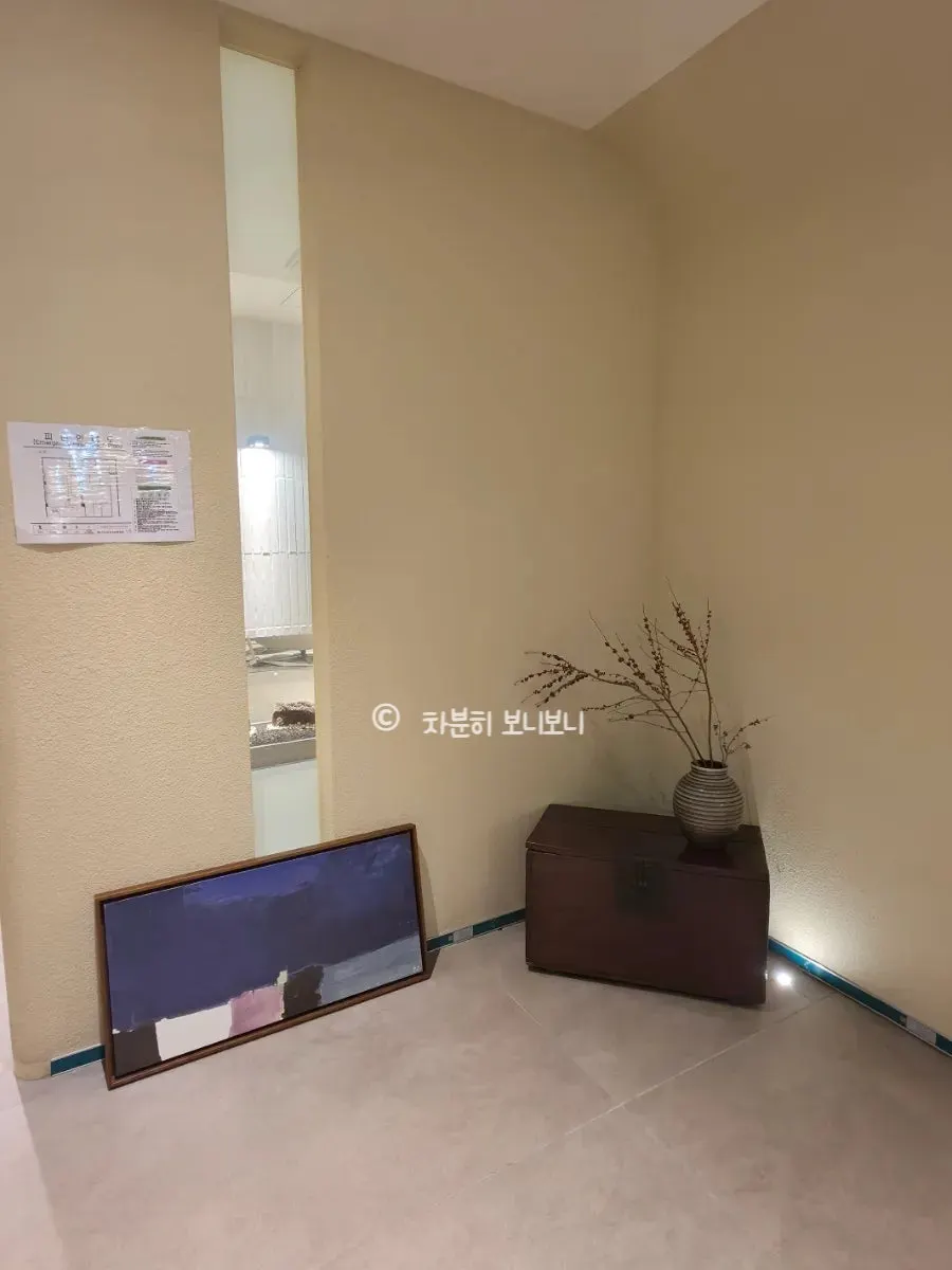 Khu hall với khoảng cách bàn rộng rãi tại Modam Dining Gwanghwamun