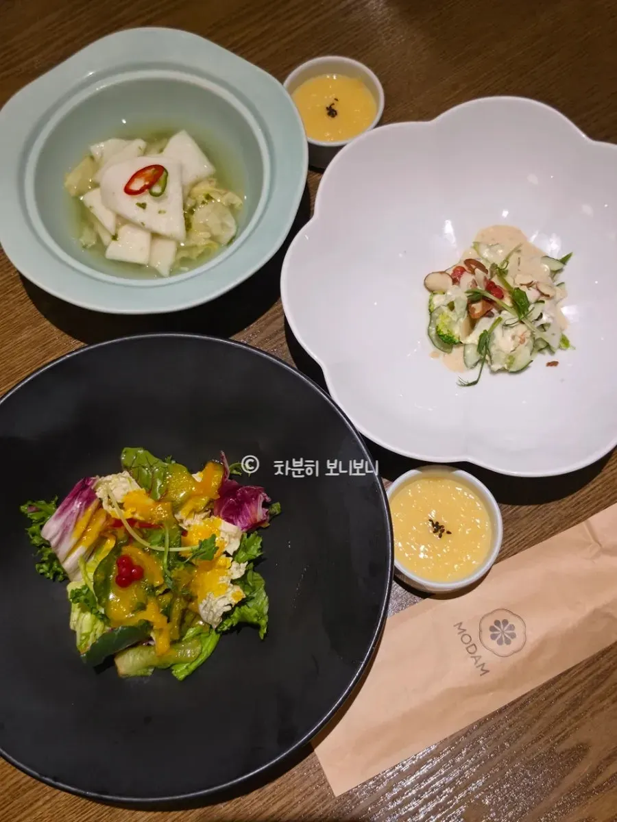 Bàn ăn được set sẵn thìa đũa và chén đĩa cá nhân