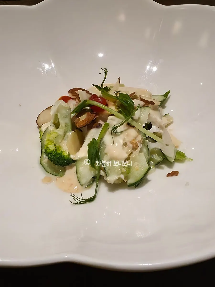 Salad mù tạt sốt hạt thông