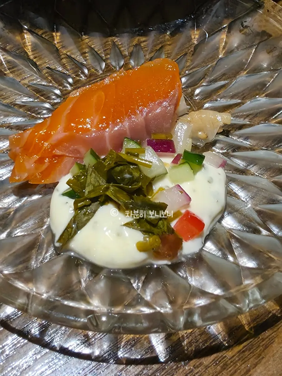 Sashimi cá tươi theo mùa và ceviche dưa muối