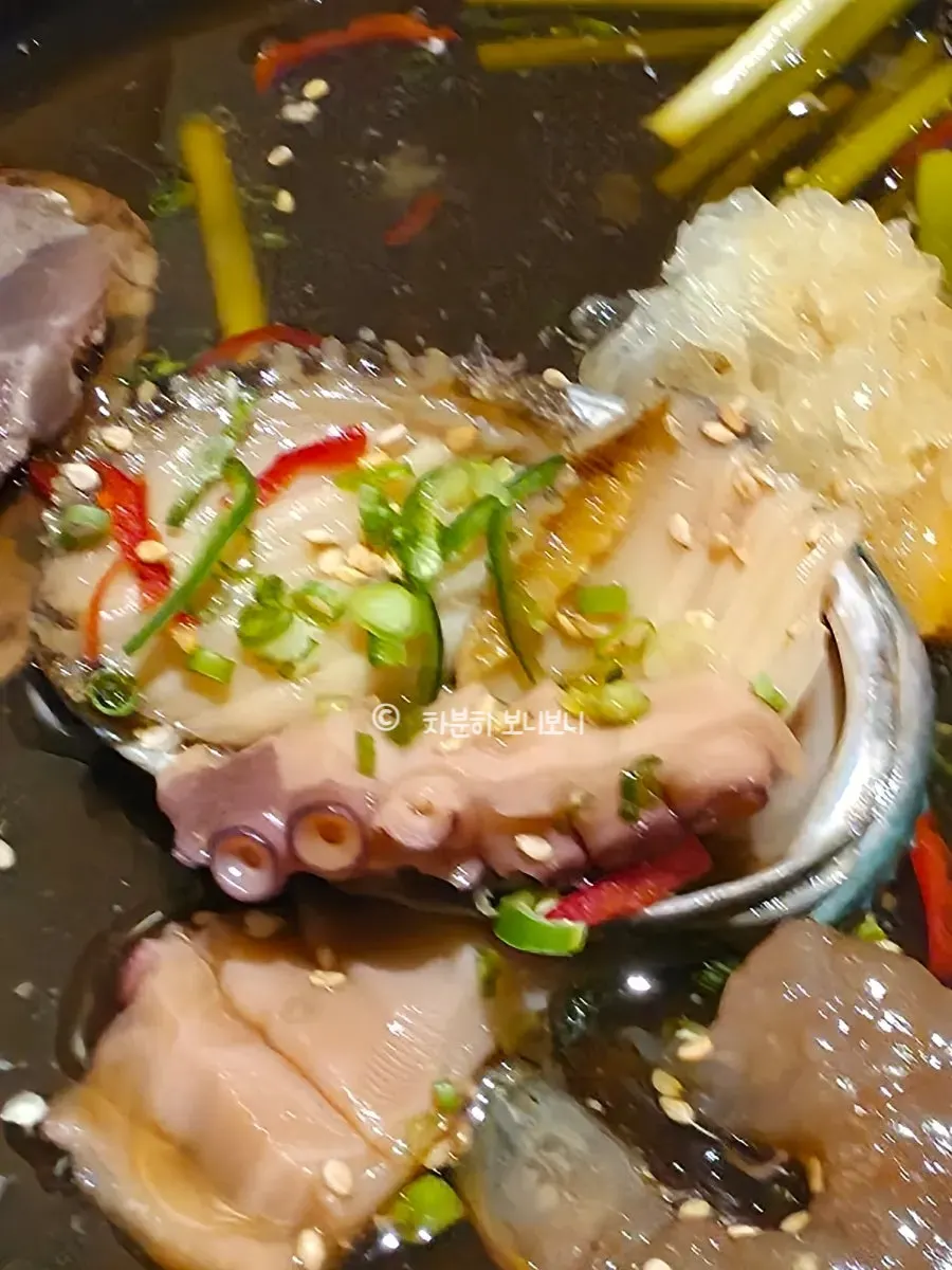 Cơm bơ trộn cùng sốt hải sản