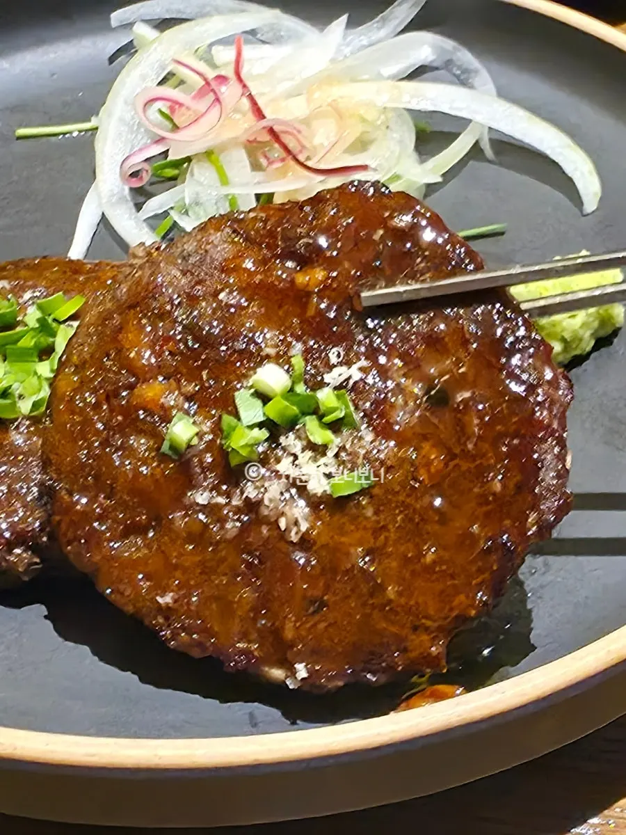 Tteokgalbi nướng than