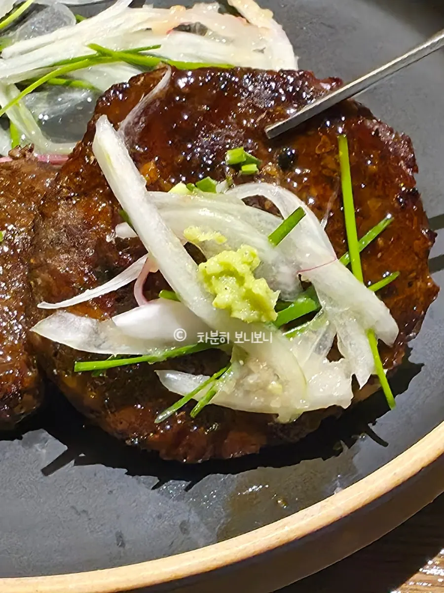 Tteokgalbi ăn kèm sốt mù tạt hành tây
