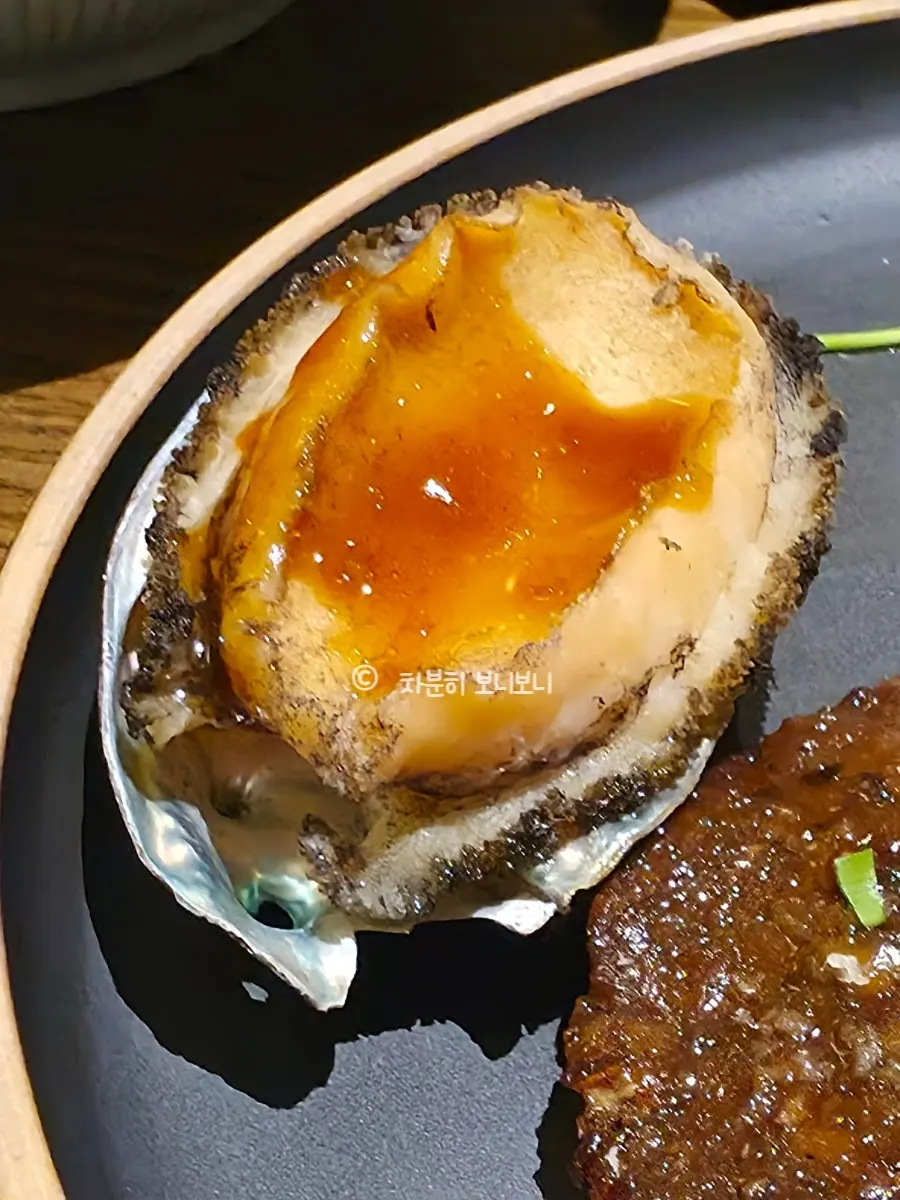 Bào ngư ăn kèm với tteokgalbi