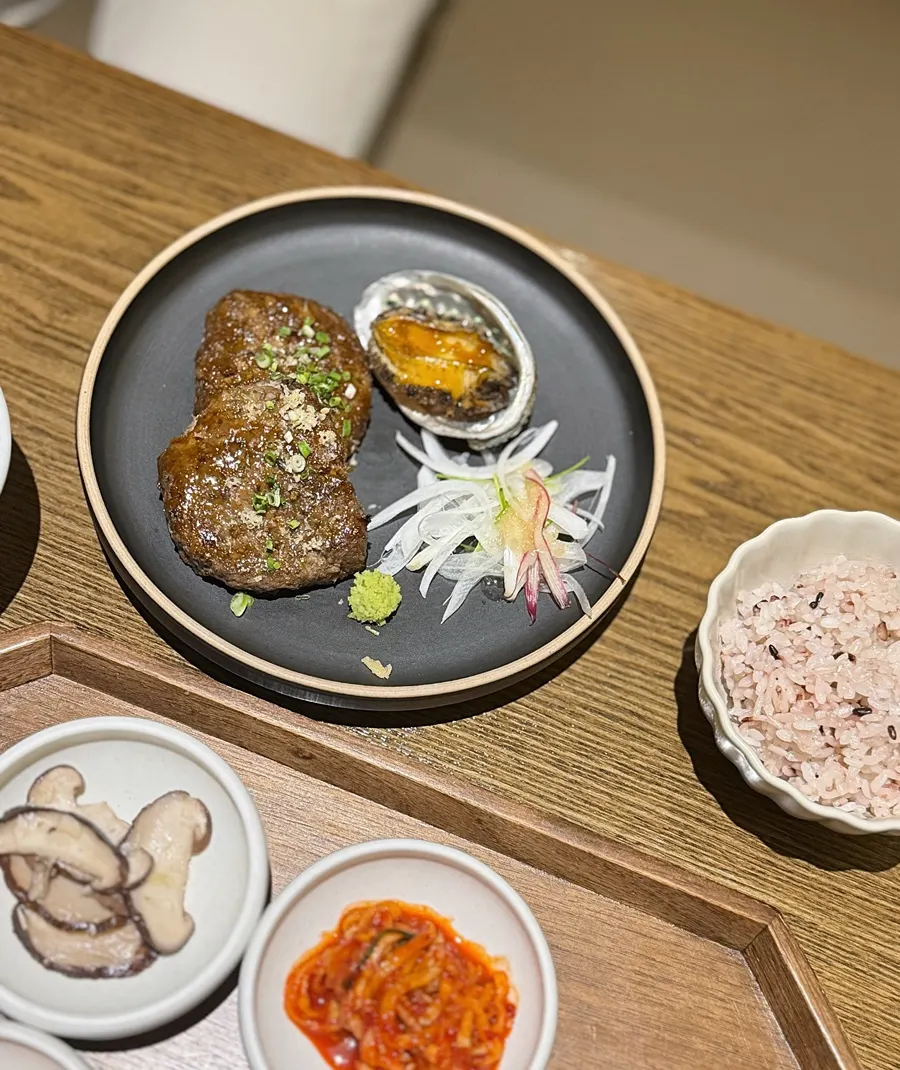 The two set meals served at Modam Dining Gwanghwamun