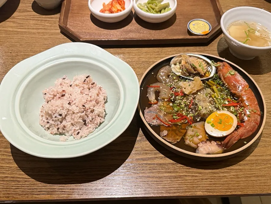 Side dishes served alongside the set meal