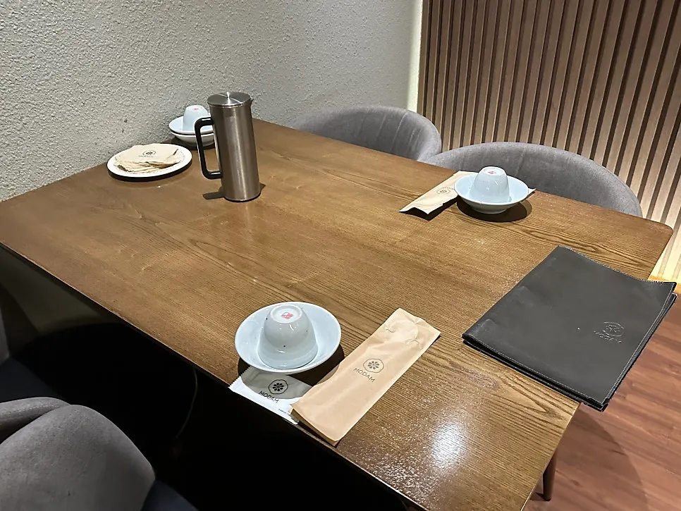 파티션으로 구분된 모담다이닝 광화문점 홀 좌석