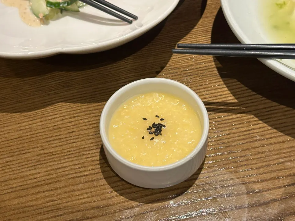 계절죽으로 나온 녹두죽 한 그릇