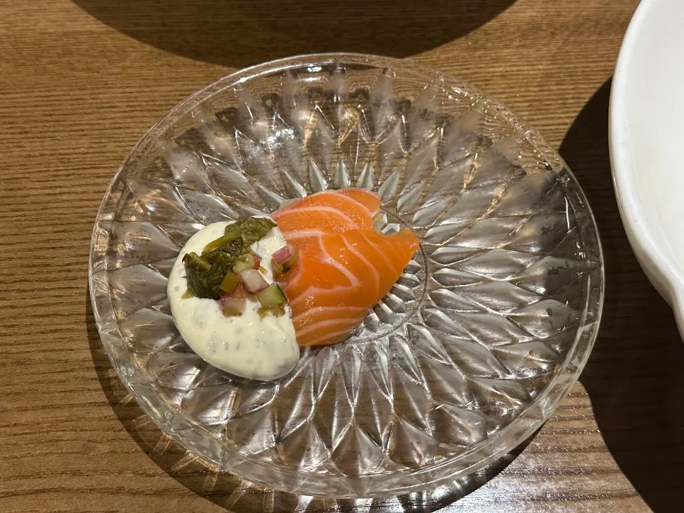 제철 활어회와 장아찌 세비체로 나온 연어 사시미