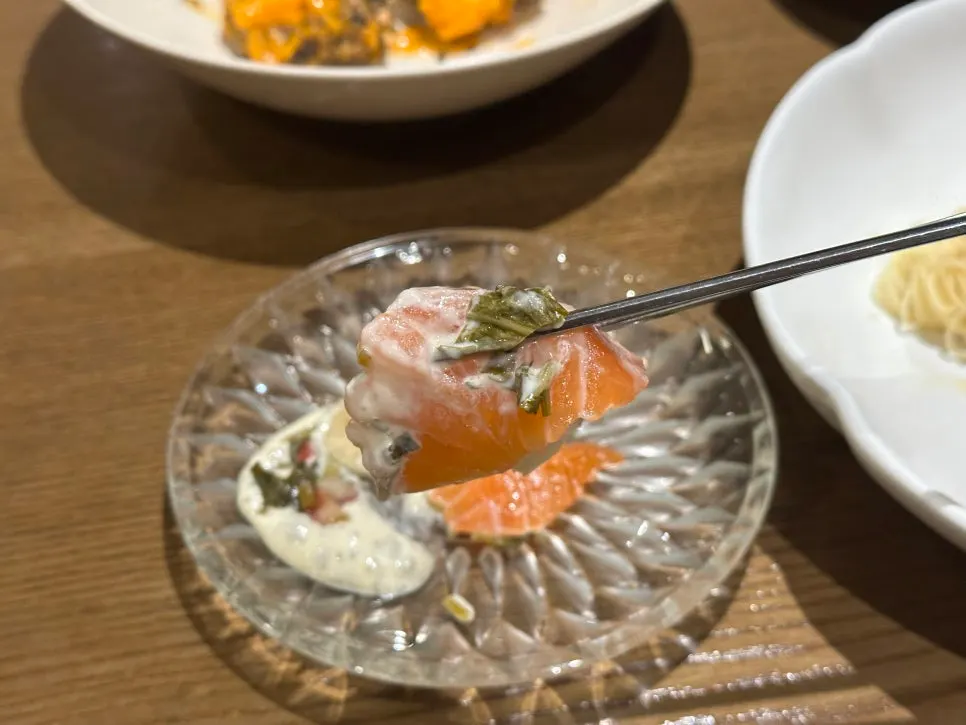 장아찌 소스를 곁들인 도톰한 연어회