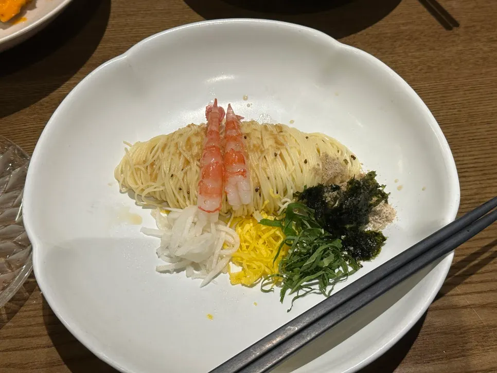 다섯 가지 고명을 올린 들기름 카펠리니