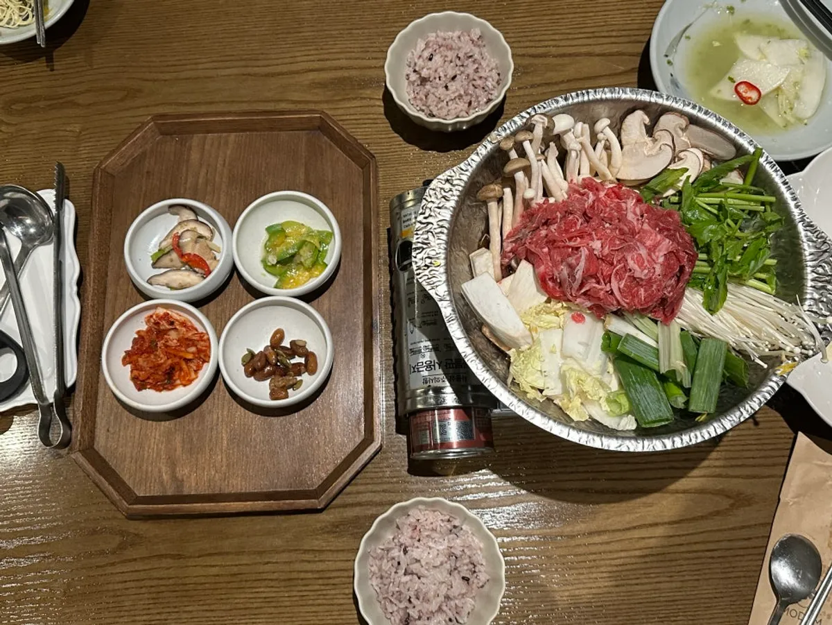 테이블 버너에 올려진 한우 1++ 불고기전골