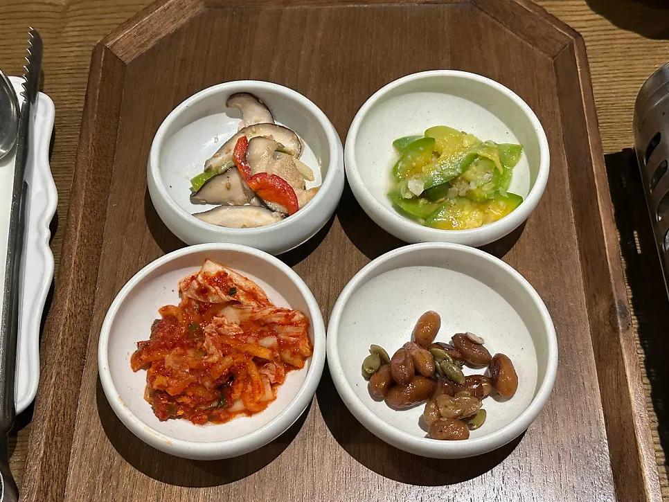 흑미밥과 네 가지 반찬 상차림