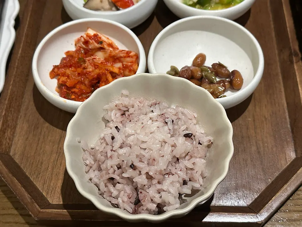 김치, 버섯, 애호박, 견과류 반찬 네 종류