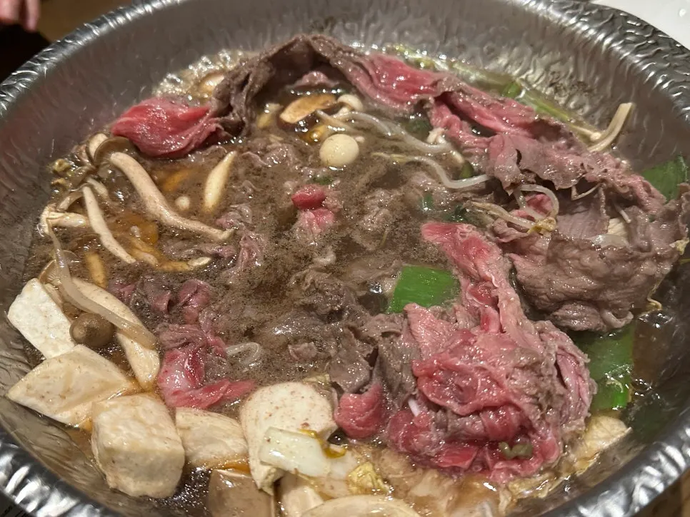 육수가 끓어 색이 진해진 불고기전골