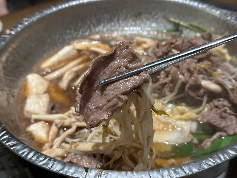 익은 한우 불고기를 건져낸 모습