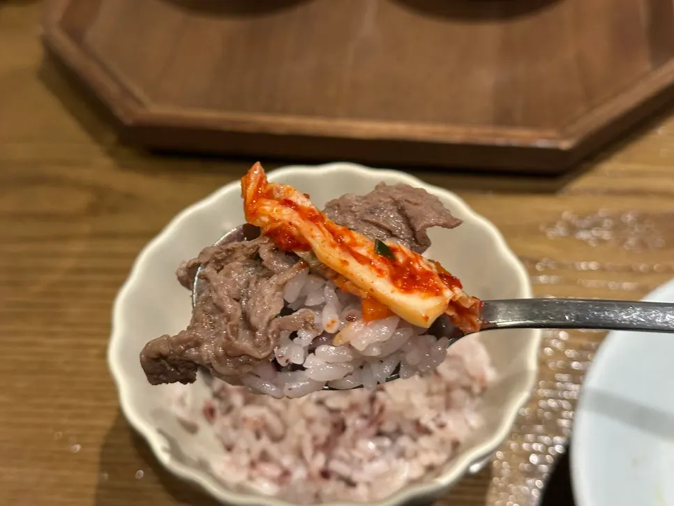 흑미밥 위에 올린 한우 불고기