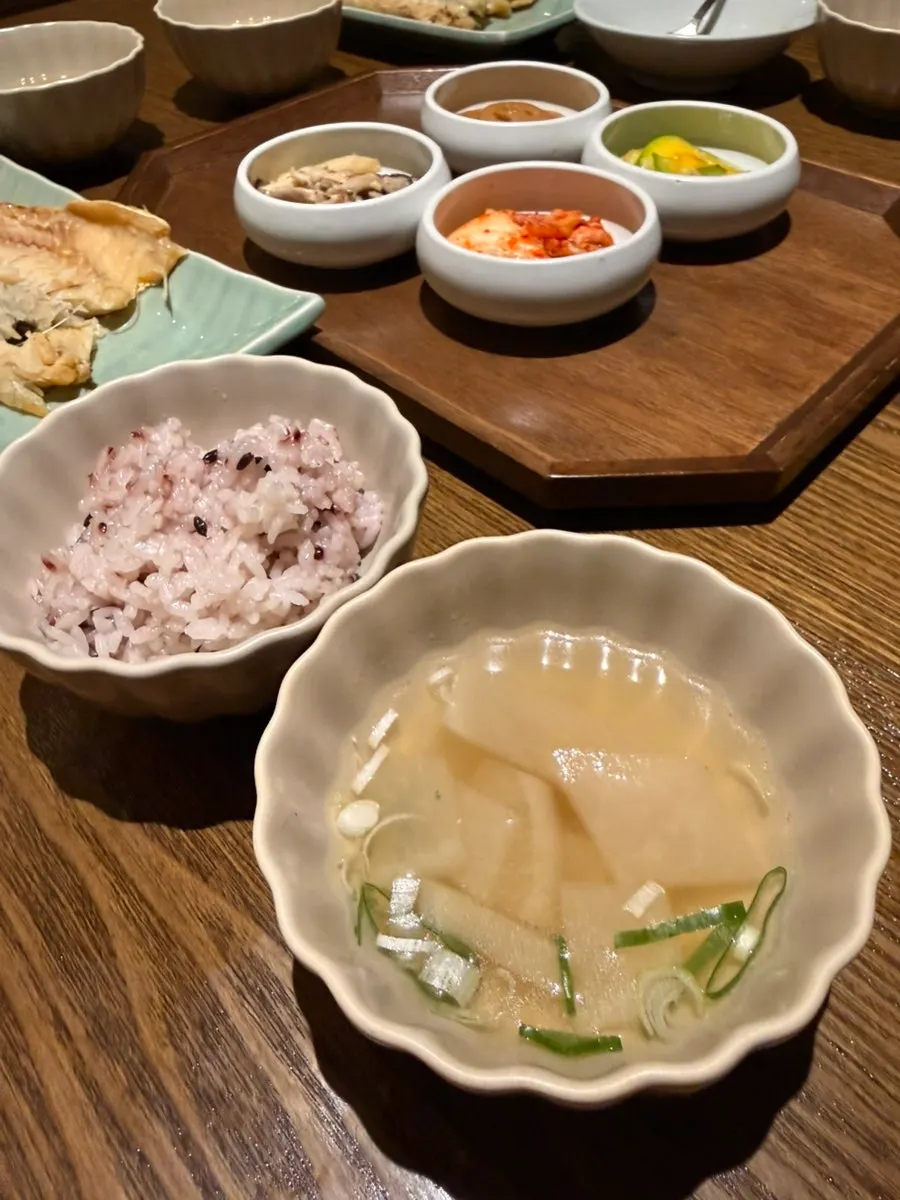 Bori-gulbi served with rice and four side dishes