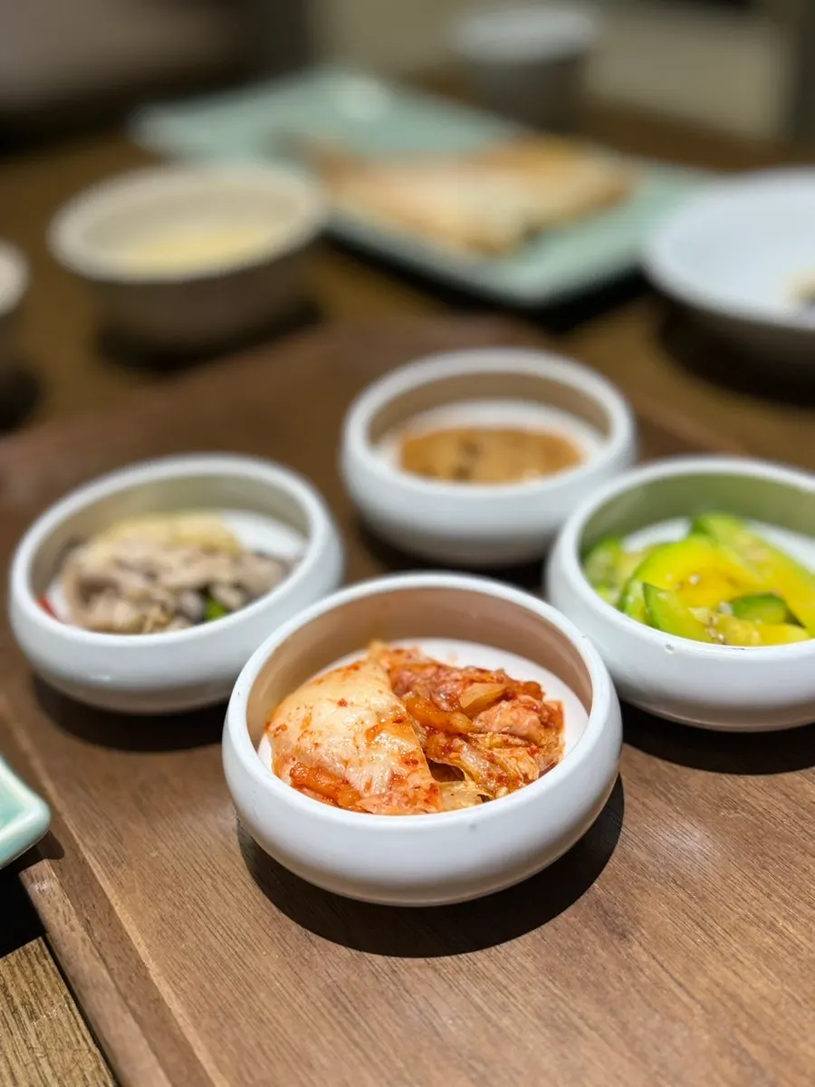 Seating and lighting at Modam Dining Gwanghwamun