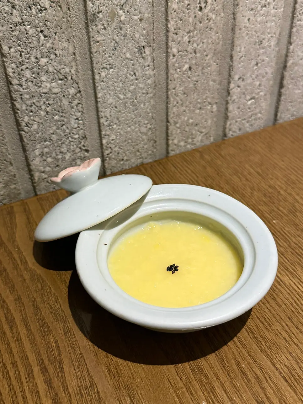 작은 그릇에 담긴 계절 죽 녹두죽