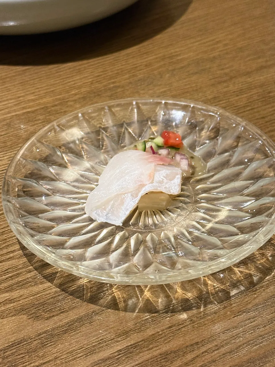 제철 활어회와 장아찌 세비체 접시