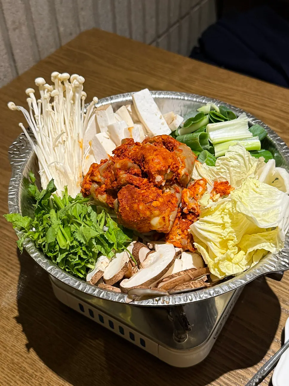 야채와 한우곱창이 푸짐한 곱창전골 냄비