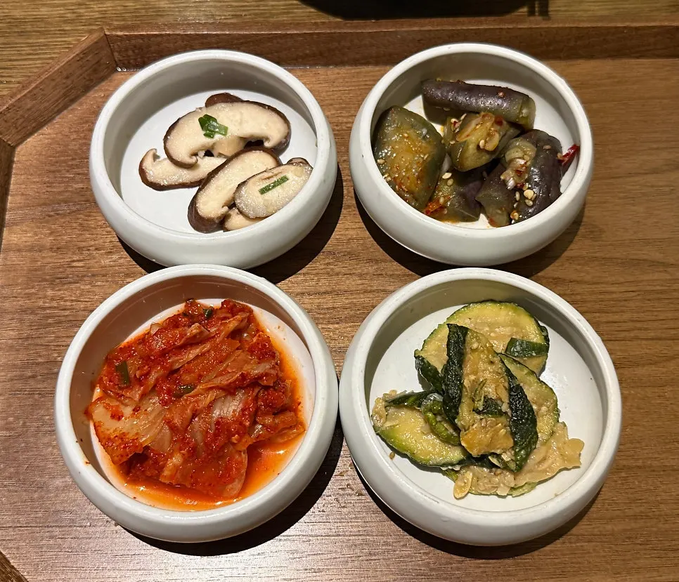 곱창전골과 함께 나온 네 가지 밑반찬