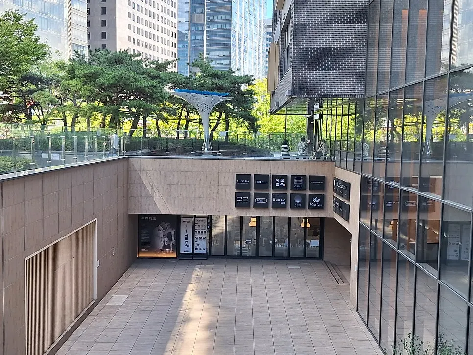 디팰리스빌딩 1층 베이커리가 있는 입구