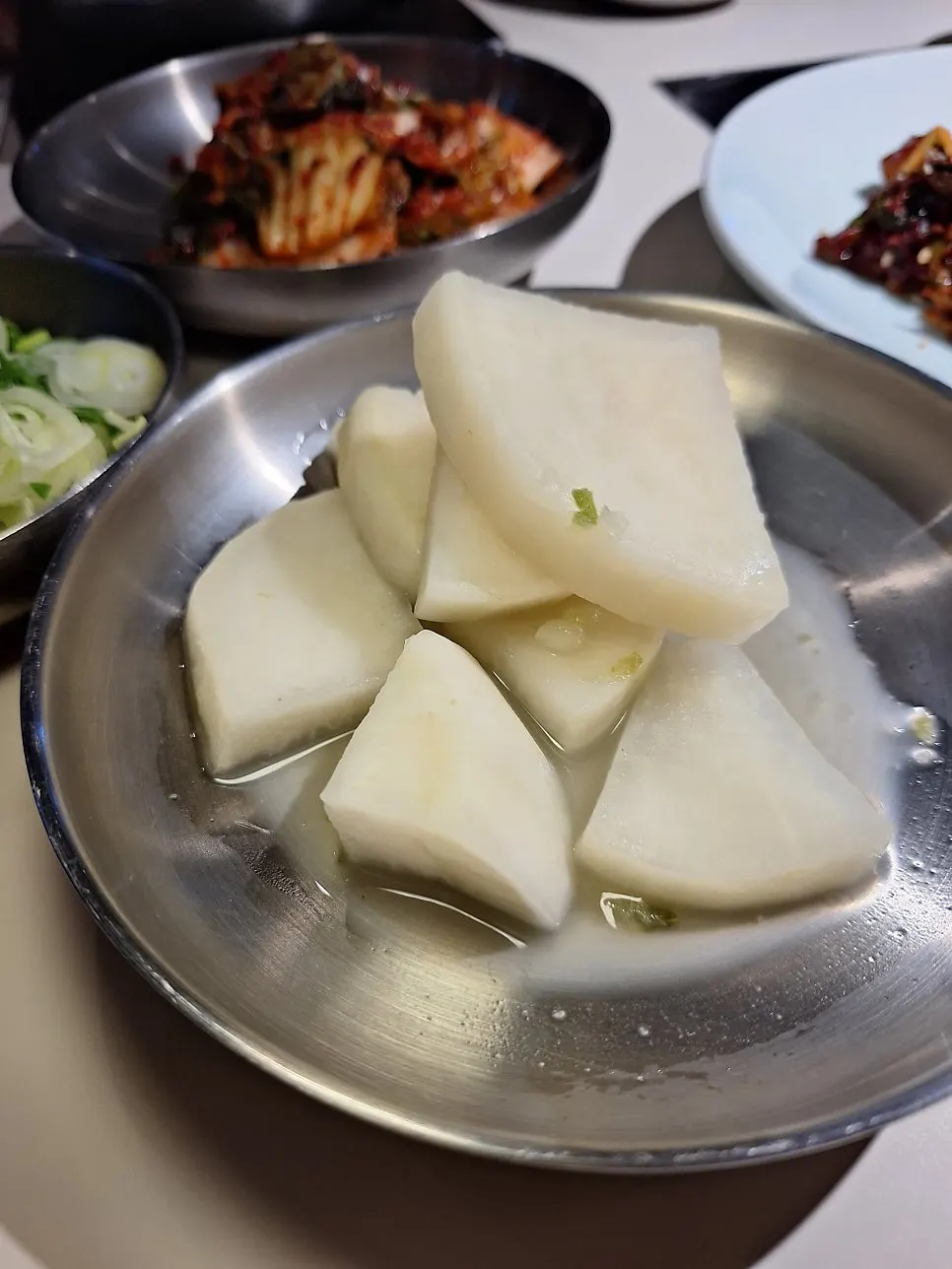 곰탕과 함께 나온 무김치