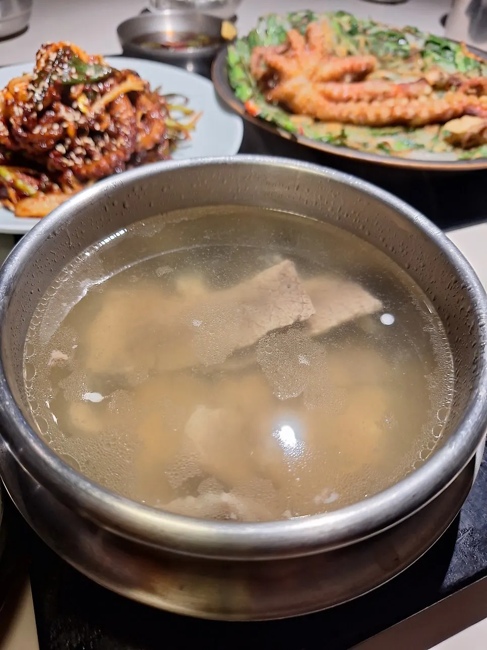 스텐 뚝배기에 담겨 나온 원기옥 곰탕