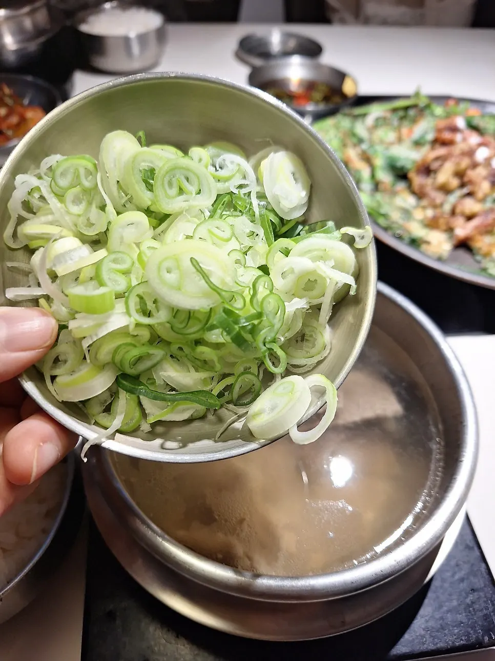 곰탕에 대파를 넣은 모습