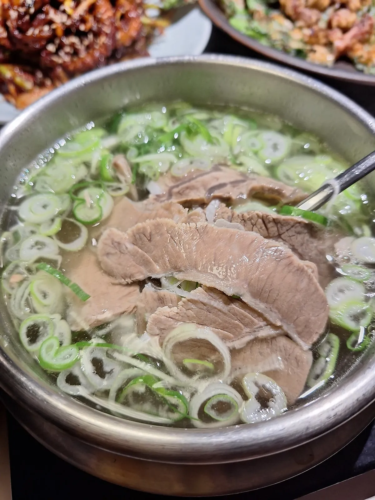 부들부들한 곰탕 고기 건더기
