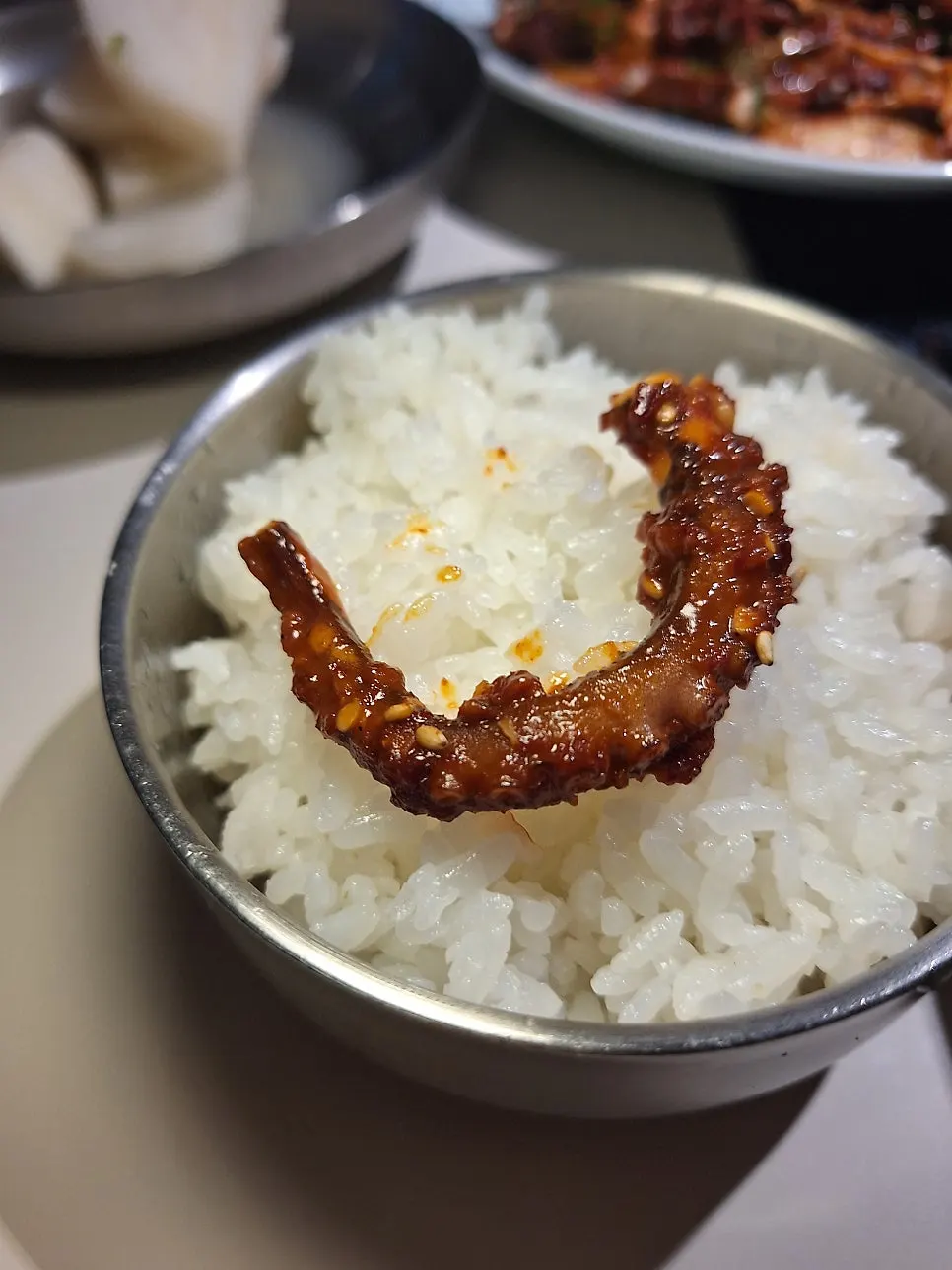 흰 밥에 낙지볶음을 올린 한 숟가락