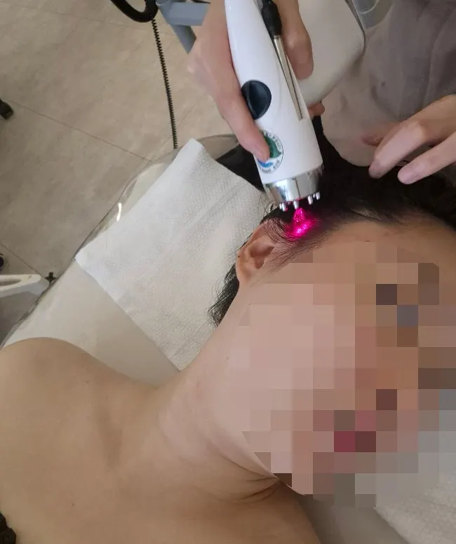 手に接続機器を持って受けるヘッド＆ネックケア