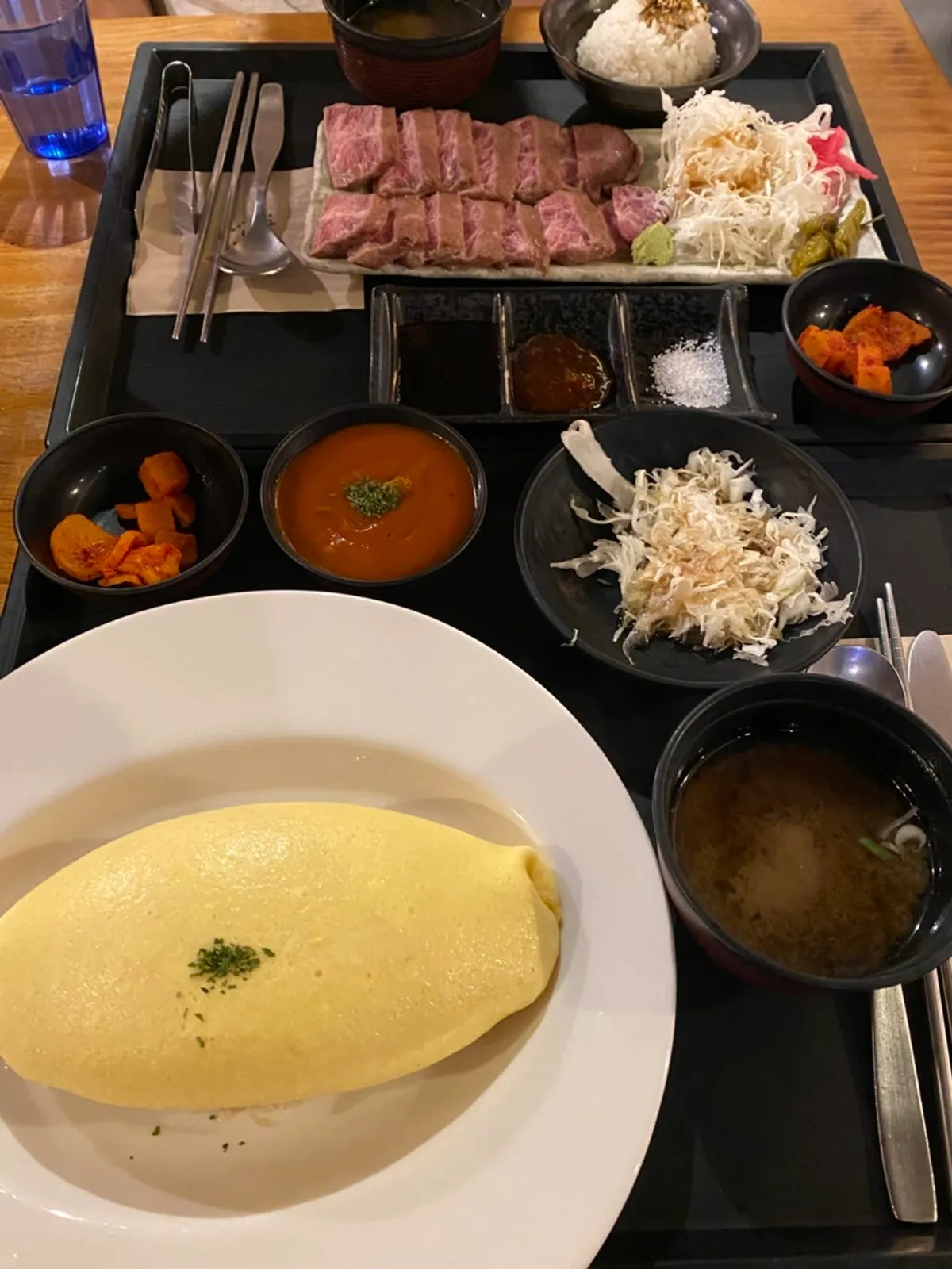 쟁반에 한상으로 차려진 일본식 오므라이스 상차림