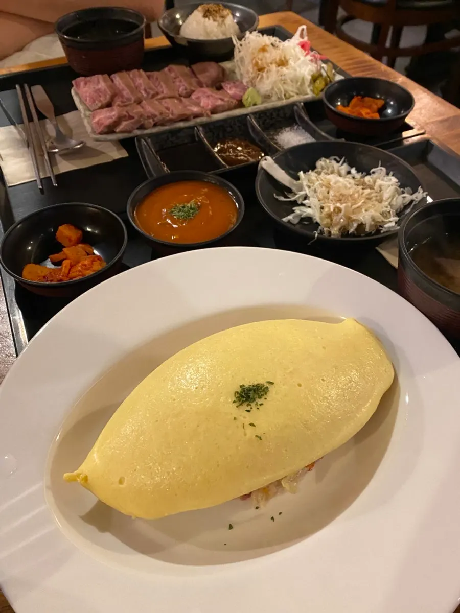 오므라이스와 따로 나온 토마토 베이스 소스
