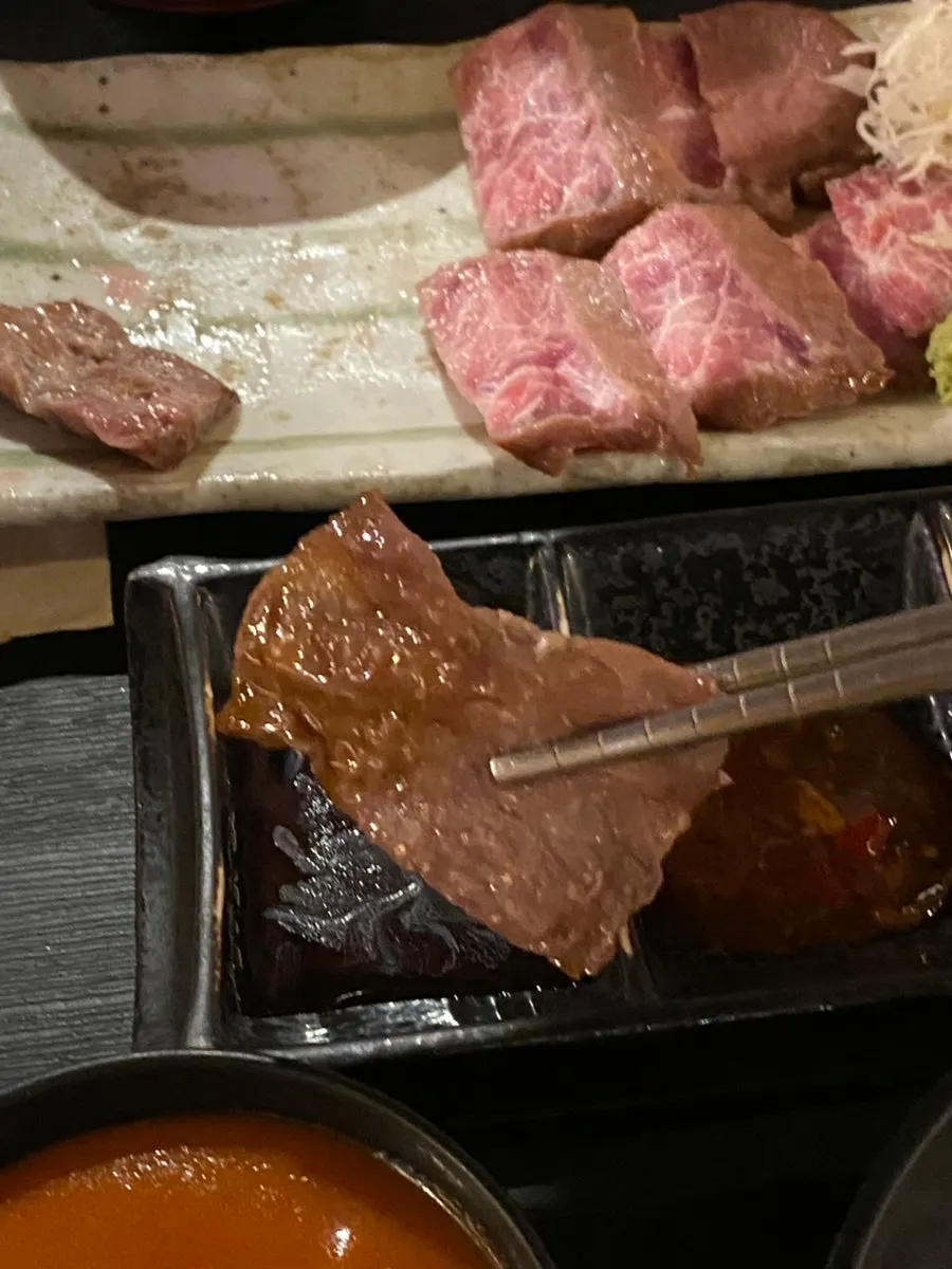 간장 소스에 찍어 먹는 구운 소고기