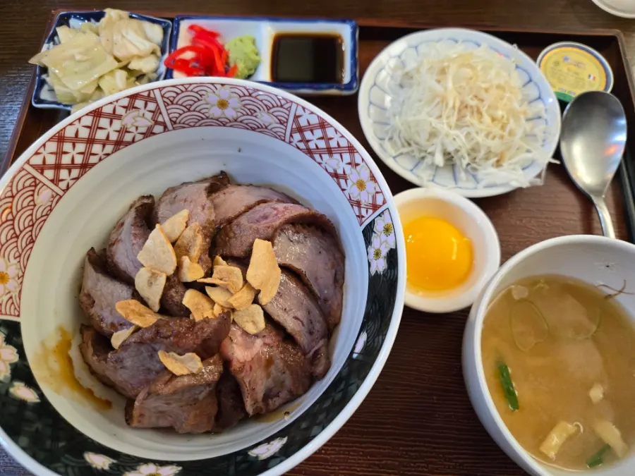 Steki-don topped with garlic flakes