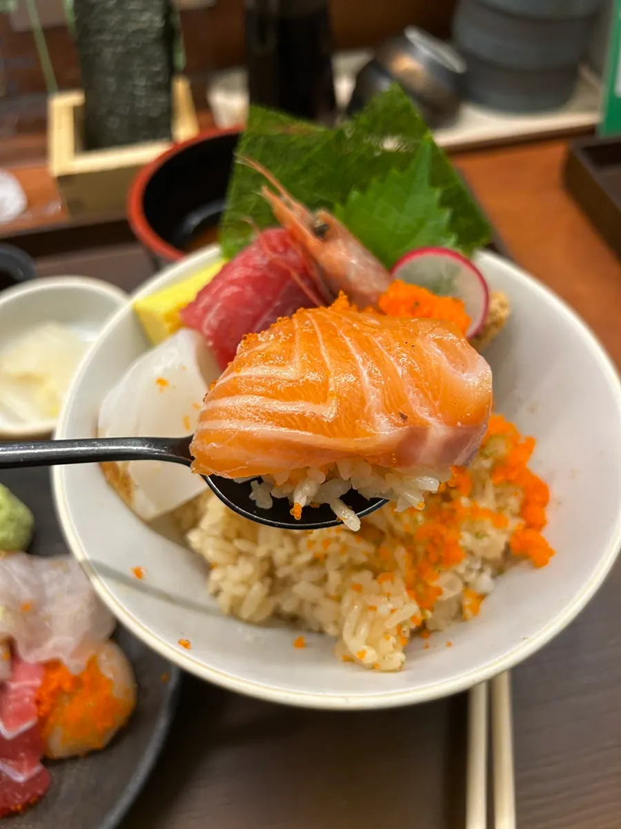 Sashimi and rice wrapped in gamtae