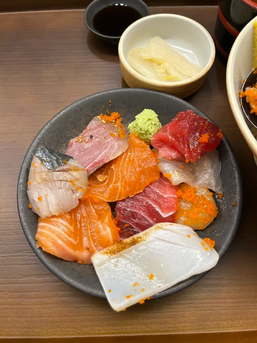Assortment of sashimi piled on the kaisendon