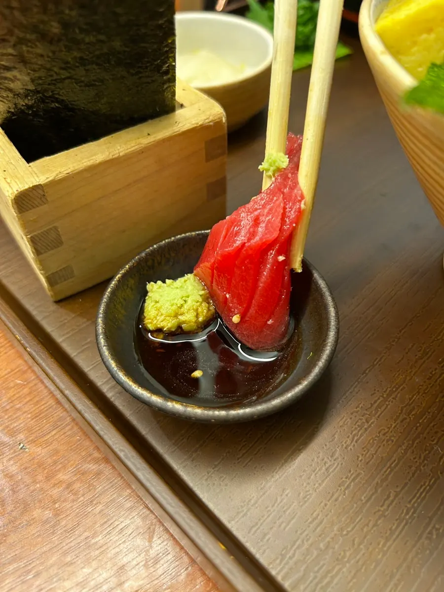 Tuna dipped in soy sauce and wrapped in gim