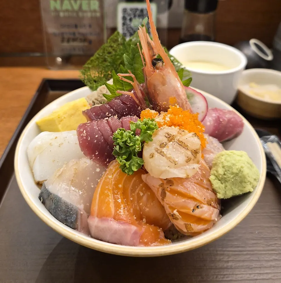 Kaisendon and eel rice bowl on the Gwanghwamun Japanese menu