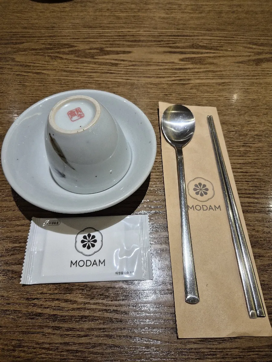 모담 로고가 있는 식기 세팅