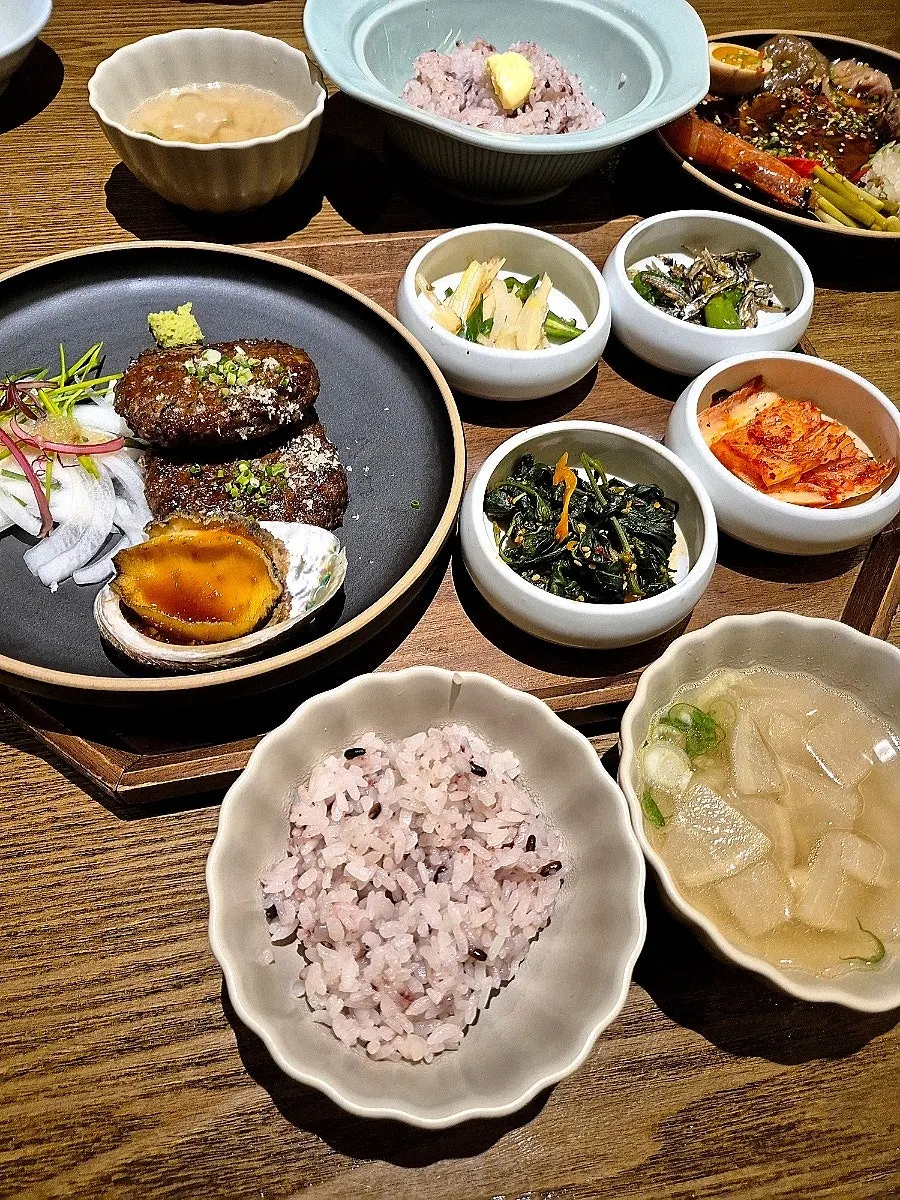 식사류가 나오기 전 빈 디쉬