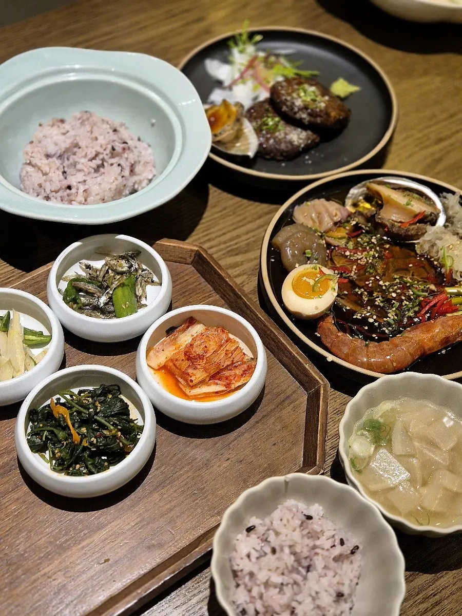 무국이 함께 나온 식사 상차림