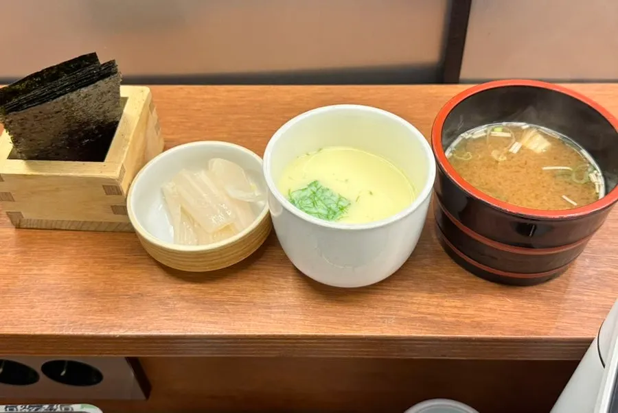 カウンター席の上に出された定食