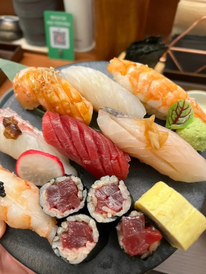 Ilpum sushi topped with assorted sashimi